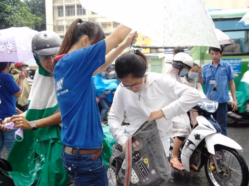 Kiểm tra bút, phiếu báo danh dưới cơn mưa… XEM ĐÁP ÁN MÔN VĂN KHỐI D 2012 - ĐÁP ÁN MÔN SINH KHỐI B 2012 - ĐÁP ÁN ĐỀ THI VĂN KHỐI C 2012 Kiểm tra bút, phiếu báo danh dưới cơn mưa… XEM ĐÁP ÁN MÔN VĂN KHỐI D 2012 - ĐÁP ÁN MÔN SINH KHỐI B 2012 - ĐÁP ÁN ĐỀ THI VĂN KHỐI C 2012
