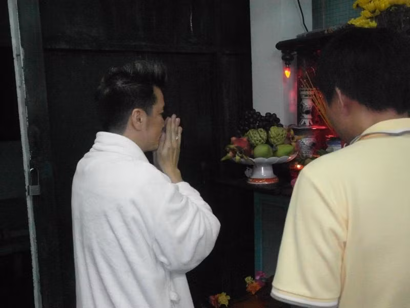 Chắp tay khấn nguyện Tổ nghiệp, cầu mong liveshow thành công.