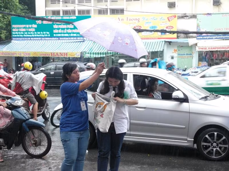 Trời mưa, một thí sinh đến điểm thi bằng xe ô tô, và được tình nguyện viên che dù ngay từ cửa xe. XEM ĐÁP ÁN MÔN VĂN KHỐI D 2012 - ĐÁP ÁN MÔN SINH KHỐI B 2012 - ĐÁP ÁN ĐỀ THI VĂN KHỐI C 2012 Trời mưa, một thí sinh đến điểm thi bằng xe ô tô, và được tình nguyện viên che dù ngay từ cửa xe. XEM ĐÁP ÁN MÔN VĂN KHỐI D 2012 - ĐÁP ÁN MÔN SINH KHỐI B 2012 - ĐÁP ÁN ĐỀ THI VĂN KHỐI C 2012