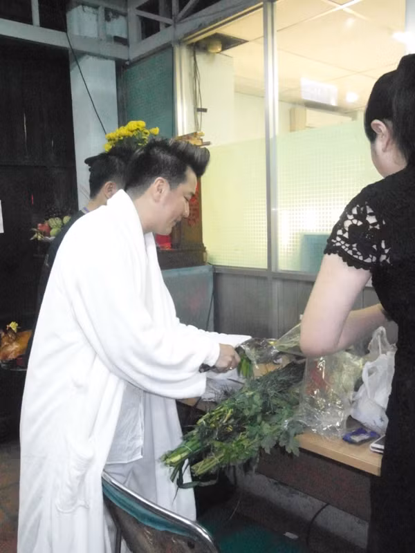 Mr Đàm đích thân cắm hoa vào bình….