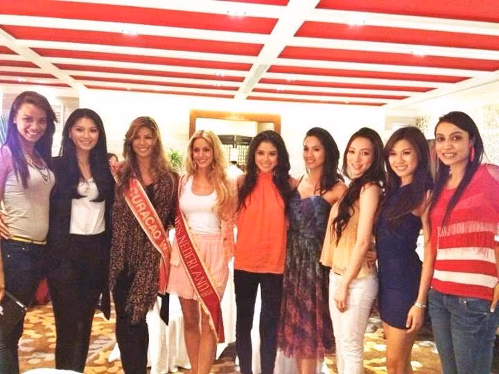 Hôm nay (19/7) Hoàng My gặp bà Julia Morley - Chủ tịch Miss World, cô rất bất ngờ khi bà tiến đến ôm hôn cô khi cô mới đến khách sạn và đang làm thủ tục nhận phòng. Hôm nay (19/7) Hoàng My gặp bà Julia Morley - Chủ tịch Miss World, cô rất bất ngờ khi bà tiến đến ôm hôn cô khi cô mới đến khách sạn và đang làm thủ tục nhận phòng.