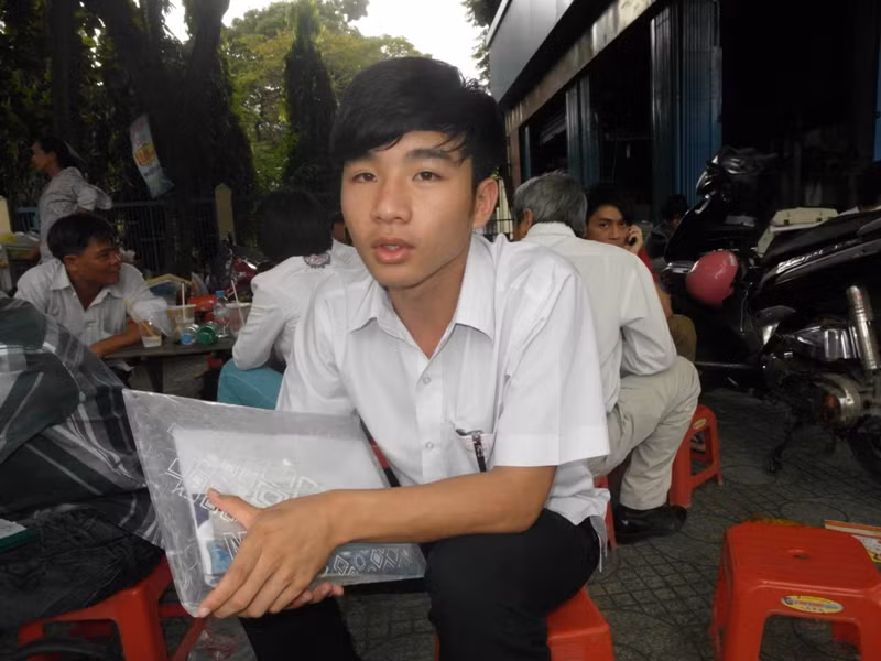 Bùi Quốc Hoàng (quê Đaklak) đang ngồi thư giãn chờ đến giờ thi môn Lý. (Xem đáp án môn Vật lí - Xem đáp án môn Toán)
