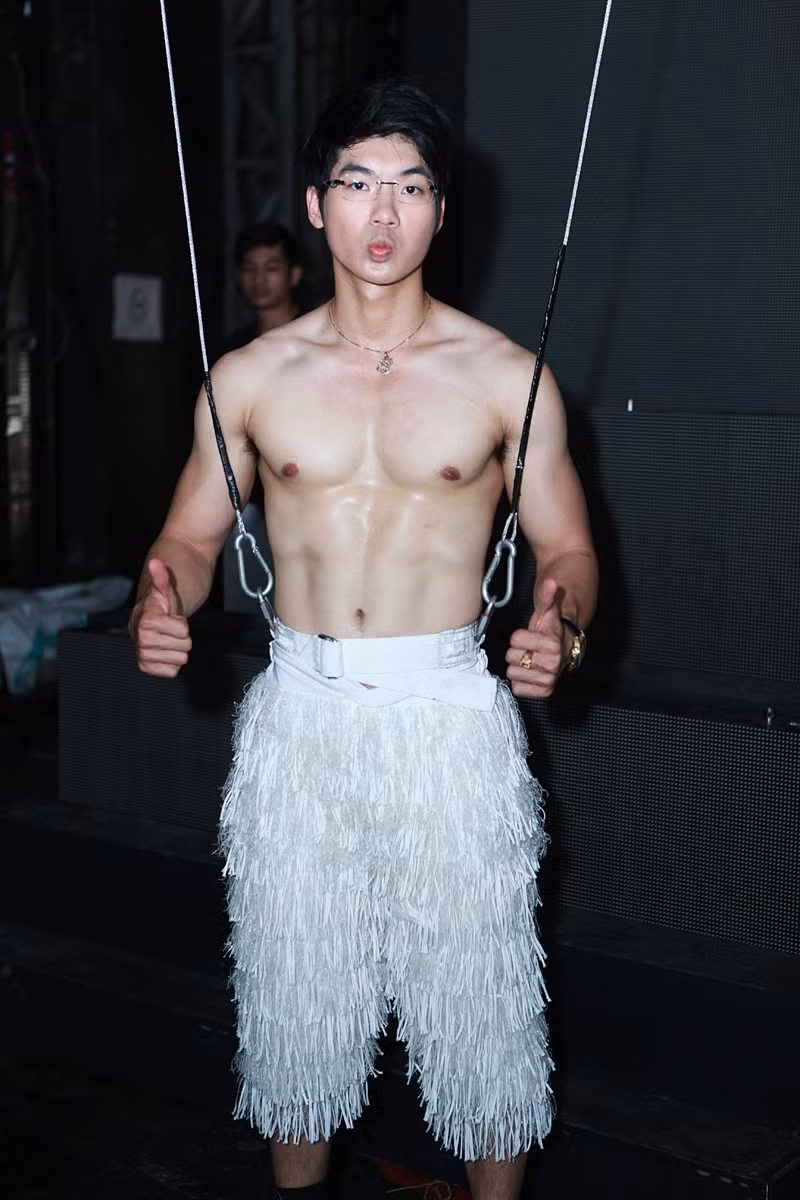 Bay cùng Đàm sẽ là các siêu mẫu: Nam Thành, Hữu Long, Ngọc Tình, Mạnh Hiệp. Trong ảnh: Trương Nam Thành đang tập luyện bay.