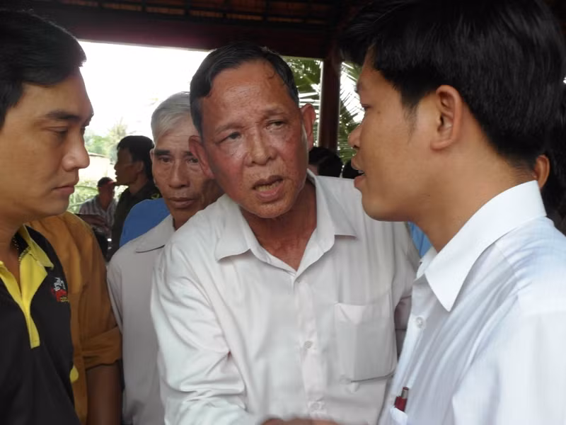 Ông đi hỏi thăm từng người quen…