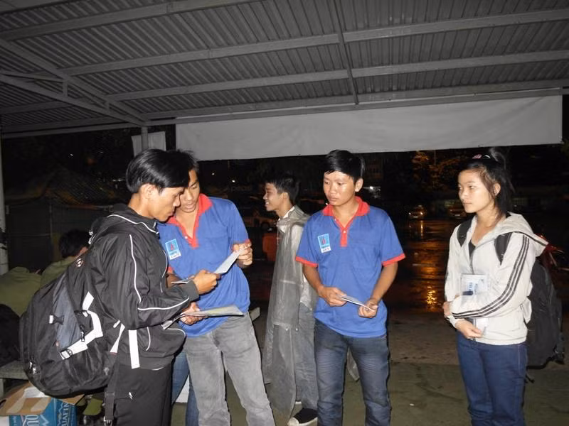 Đến gần 22 giờ, thí sinh Nguyễn Thị Kim Vi, cùng người anh trai, quê ĐắkLắk bước xuống xe, bơ vơ lạc lõng giữa bến xe Miền Đông, trong cơn mưa tầm tã. Hai anh em không biết đi đâu, về đâu vì không thể tìm được nhà trọ. Các sinh viên tình nguyện đã bước ra hướng dẫn và giúp đỡ…. Xem đáp án môn Vật lí - Xem đáp án môn Toán - Xem đáp án môn Hóa - Xem đáp án môn Ngoại ngữ Khối A1