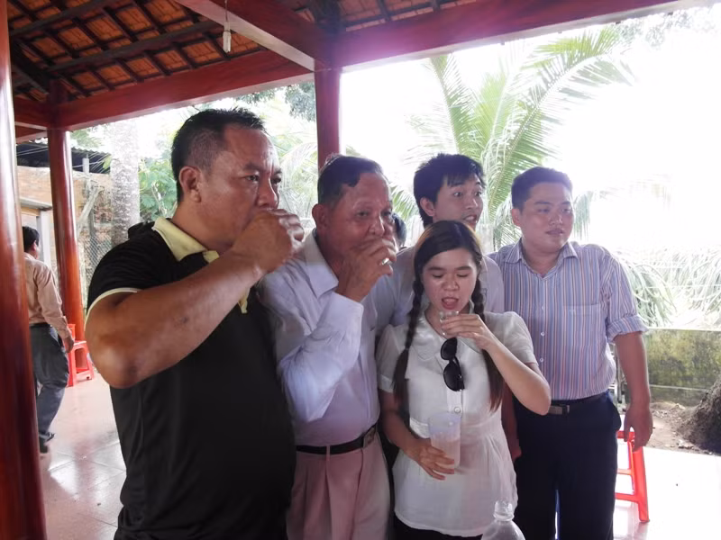 Uống cạn ly rượu đế tình nghĩa…