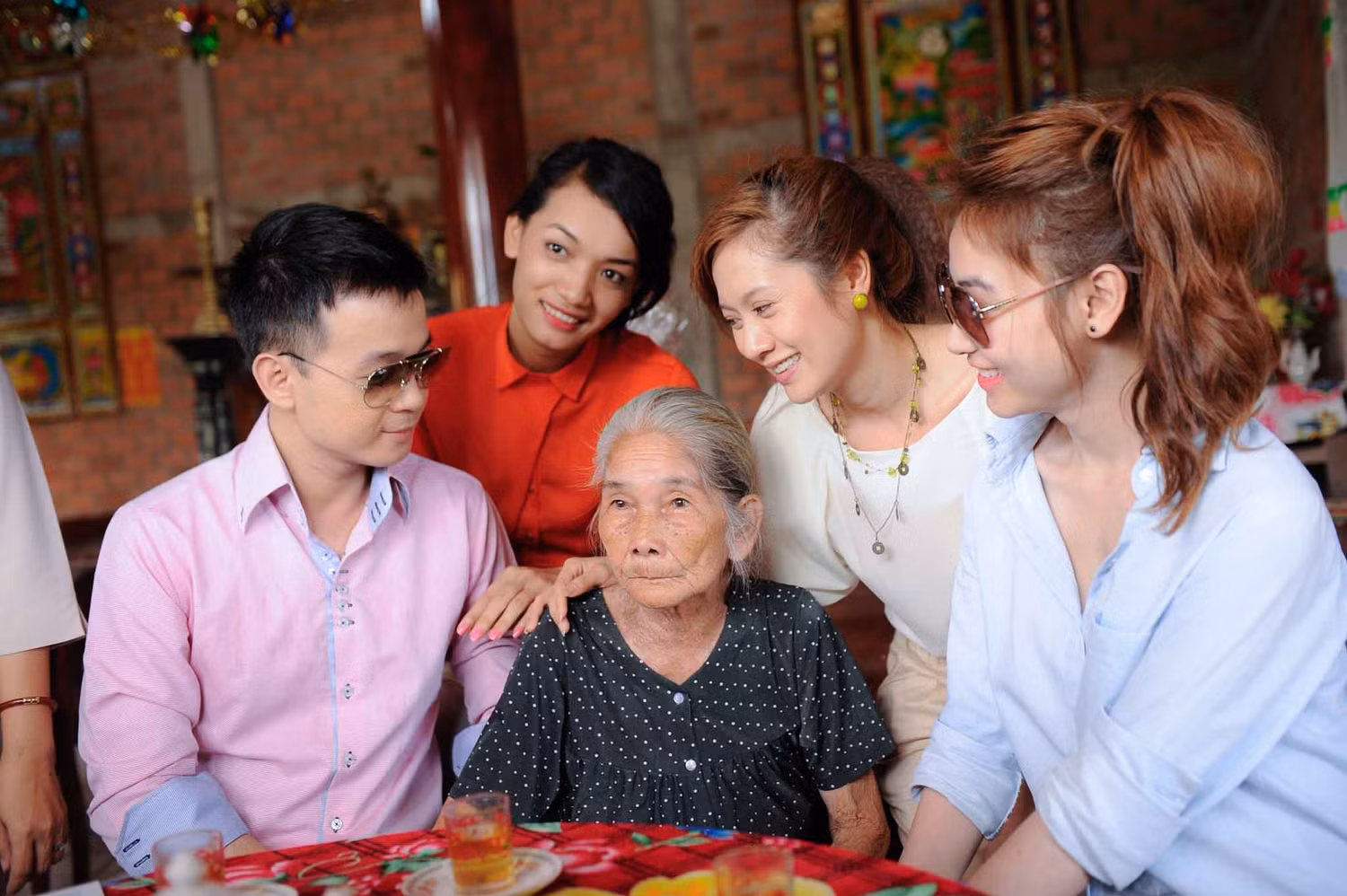 Đoàn từ thiện thăm Bà mẹ Việt Nam Anh Hùng Tô Thị La