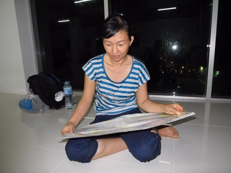 Chị Ngân hào hứng: “Tôi theo con trai từ hôm thi khối A cơ. Đợt 1 con trai tôi làm bài tốt lắm, chắc đậu vào ĐH Bách khoa TP.HCM. Chính vì vậy, nó không muốn thi tiếp vào ĐH Sư phạm. Tôi thuyết phục mãi mới chịu đi thi đấy!”. Xem đáp án môn Vật lí - Xem đáp án môn Toán - Xem đáp án môn Hóa - Xem đáp án môn Ngoại ngữ Khối A1