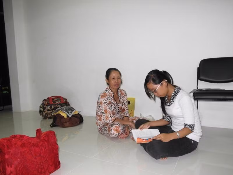 Bà Trần Lệ Hương và con gái - thí sinh Nguyễn Kim Phượng, cho biết: “Từ Đồng Nai, hai mẹ con tôi đến đây lúc trời chạng vạng, không thể tìm được nhà trọ nên cầu cứu các em sinh viên tình nguyện. May mà nhờ các em… Đợt 1 kỳ thi Đại học vừa qua, con gái tôi làm bài không tốt, nên phải cố gắng thi thêm đợt hai, hy vọng sẽ đậu vào trường Công Nghệ Thực Phẩm”. Xem đáp án môn Vật lí - Xem đáp án môn Toán - Xem đáp án môn Hóa - Xem đáp án môn Ngoại ngữ Khối A1