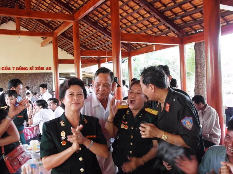 Những màu xanh áo lính, thuộc thế hệ đàn em của ông, đang phấn khích hát cho ông nghe bài Trường Sơn Đông, Trường Sơn Tây.