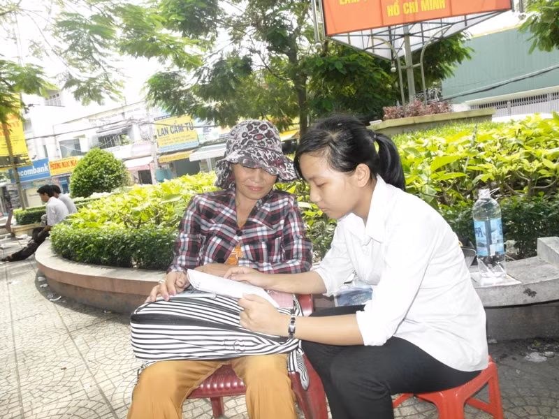 Quê ở Bình Phước, Thái Thị Thanh Hằng thi vào khoa Quản lý Công nghiệp trường đại học Bách khoa TP.HCM. Mẹ của Hằng đang dò giúp em phần lý thuyết môn Lý. (Xem đáp án môn Vật lí - Xem đáp án môn Toán)