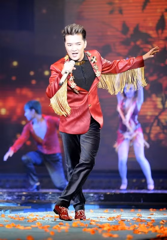 Mr Đàm hát hàng loạt các ca khúc sôi động, trên nền nhạc dance: Trái tim sỏi đá, Chuyện phim tôi, Anh sẽ yêu em thật nhiều, Bình minh sẽ mang em đi, liên khúc Tình nhạt phai – Nửa vầng trăng…