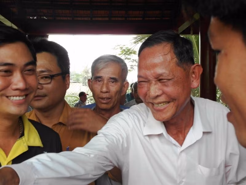 Nụ cười rộng mở, đôi mắt nhiều vết chân chim…