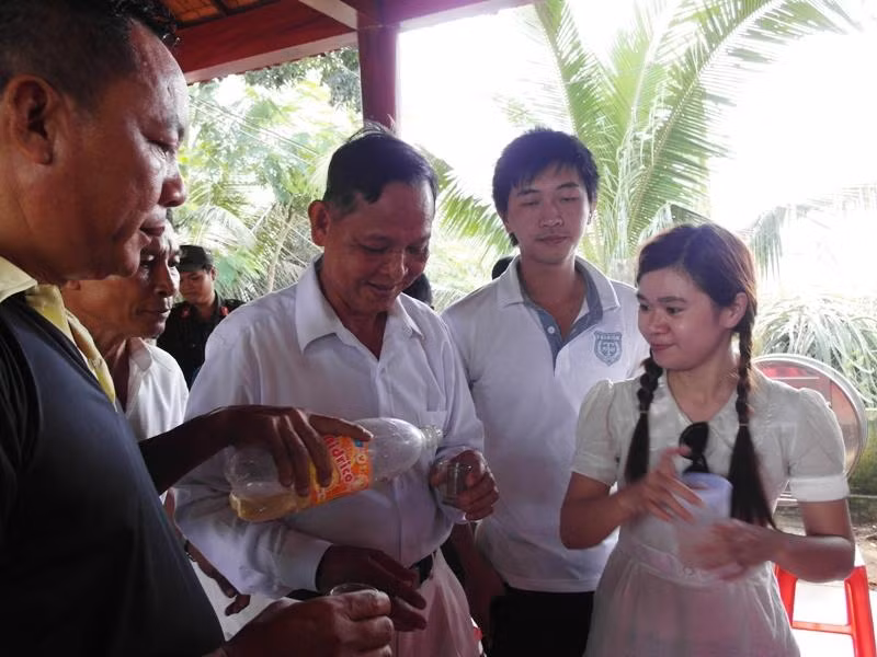 Ông rất nhiệt tình, vui vẻ, khi được mọi người rót rượu đế mời…
