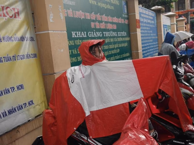 Và cười tươi khi phát hiện phóng viên chụp ảnh.