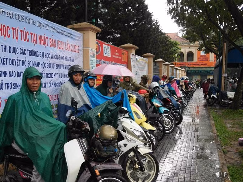 Cương quyết mặc áo mưa, chứ không chịu rời vị trí.