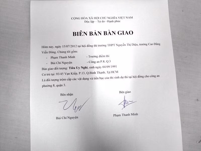 Giấy bàn giao Tiên Uy Nghi giữa Hội đồng tuyển sinh trường CĐ Viễn Đông và công an Phường 8, Quận 3, TP.HCM Giấy bàn giao Tiên Uy Nghi giữa Hội đồng tuyển sinh trường CĐ Viễn Đông và công an Phường 8, Quận 3, TP.HCM