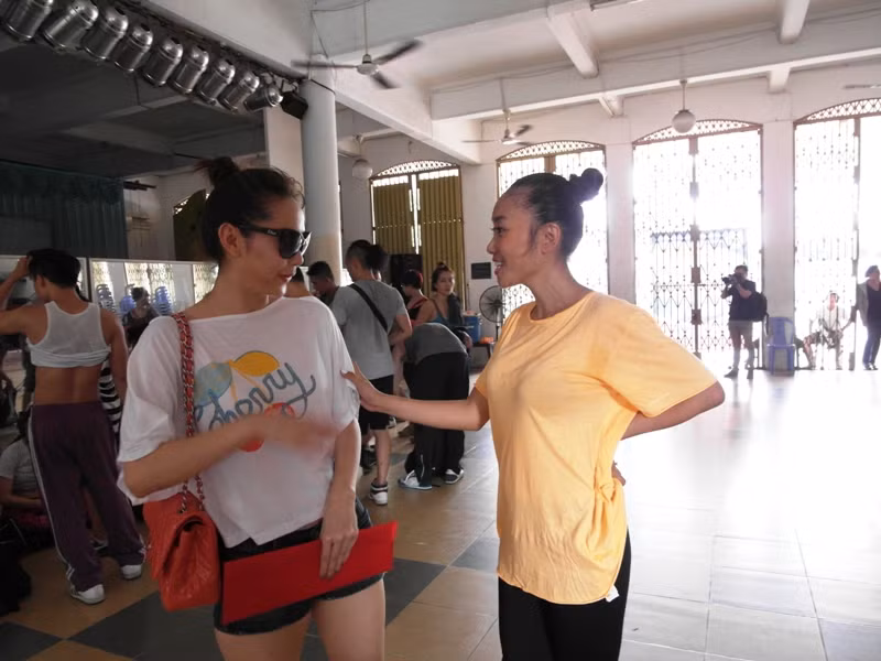 Bất ngờ trao cho Minh Hằng thiệp mời đám cưới vào ngày 30/7, tại tầng 26 toà nhà Chill Skybar. Đoan Trang nhắc Minh Hằng: “Nhớ đi đám cưới của chị đó nhé!”