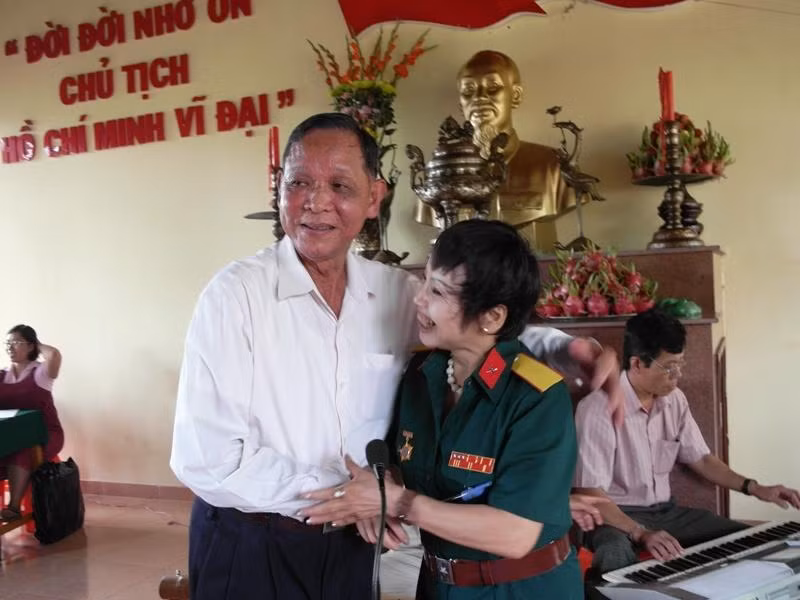 Kết thúc tiết mục, tướng Tư Bốn dành cho cô văn công một cái vỗ vai ấm áp, chân tình