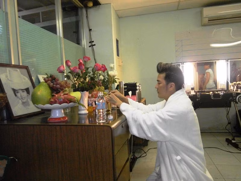Cắm 3 nén hương lên bàn thờ, Mr Đàm vội vàng đi ra khỏi phòng…