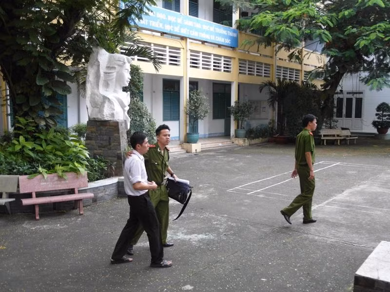 Công an P8, Q3 giải tên Tiên Uy Nghi về phường - Ảnh Dương Cầm Công an P8, Q3 giải tên Tiên Uy Nghi về phường - Ảnh Dương Cầm