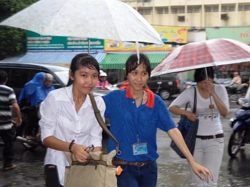 Một tình nguyện viên Tiếp sức mùa thi đang cầm dù che mưa cho thí sính vào phòng thi. XEM ĐÁP ÁN MÔN VĂN KHỐI D 2012 - ĐÁP ÁN MÔN SINH KHỐI B 2012 - ĐÁP ÁN ĐỀ THI VĂN KHỐI C 2012 Một tình nguyện viên Tiếp sức mùa thi đang cầm dù che mưa cho thí sính vào phòng thi. XEM ĐÁP ÁN MÔN VĂN KHỐI D 2012 - ĐÁP ÁN MÔN SINH KHỐI B 2012 - ĐÁP ÁN ĐỀ THI VĂN KHỐI C 2012
