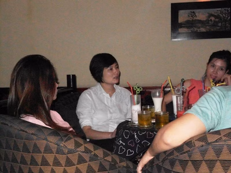 Trong bàn, dường như Thuý Vinh là người thích lắng nghe bạn bè hơn là nói.