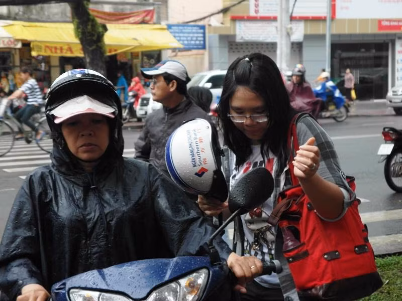 Phụ huynh và thí sinh đến điểm thi trong cơn mưa tầm tã. XEM ĐÁP ÁN MÔN VĂN KHỐI D 2012 - ĐÁP ÁN MÔN SINH KHỐI B 2012 - ĐÁP ÁN ĐỀ THI VĂN KHỐI C 2012 Phụ huynh và thí sinh đến điểm thi trong cơn mưa tầm tã. XEM ĐÁP ÁN MÔN VĂN KHỐI D 2012 - ĐÁP ÁN MÔN SINH KHỐI B 2012 - ĐÁP ÁN ĐỀ THI VĂN KHỐI C 2012