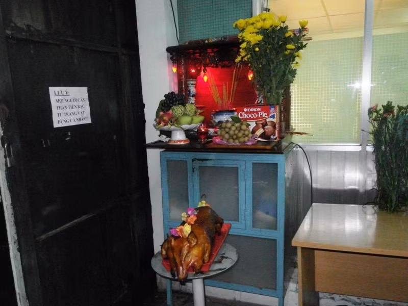 Bàn thờ Tổ nghiệp nghiệp nghi ngút khói hương, có heo quay, hoa quả nằm trong hậu trường sân khấu Lan Anh.