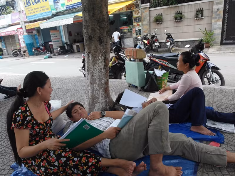 Trần Ngọc Gia Hoài đang thoải mái nằm dưới tán cây bên vệ đường ôn môn Lý. Thí sinh này được mẹ ngồi quạt cho mát. Hoài cho biết: “Em làm bài môn toán được khoảng 60%. Câu giá trị lớn nhất, nhỏ nhất khó quá trời, em bỏ luôn”. (Xem đáp án môn Vật lí - Xem đáp án môn Toán)