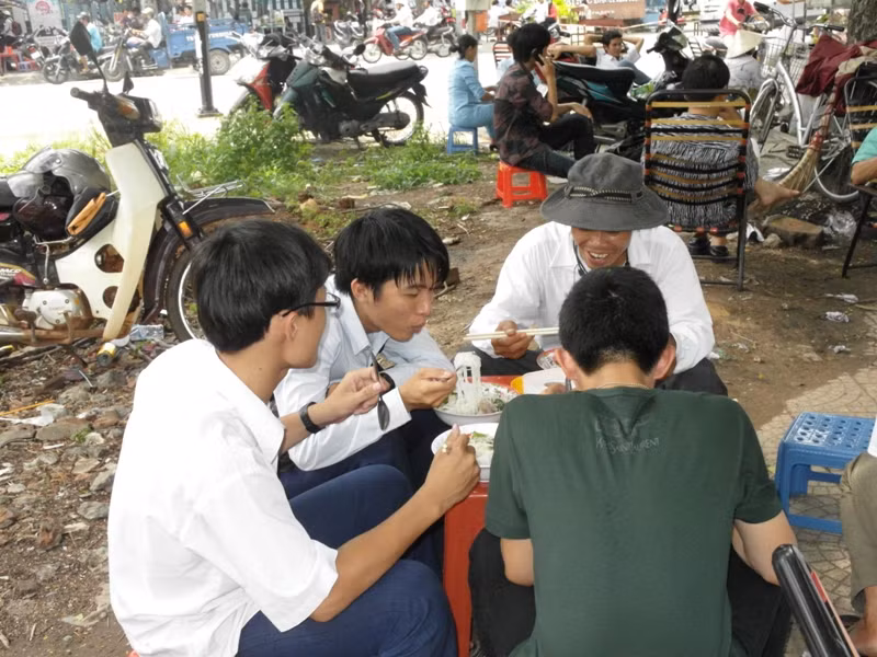 Nạp năng lương sau buổi thi môn Toán đầy khó khăn. (Xem đáp án môn Vật lí - Xem đáp án môn Toán)