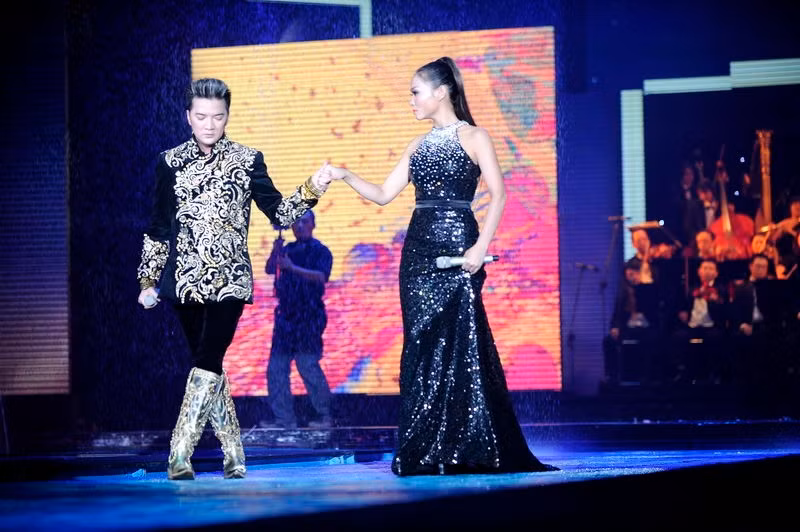 Từng bước đi uyển chuyển của Thu Minh, đều toát ra sự gợi cảm, quyến rũ. Từng bước đi uyển chuyển của Thu Minh, đều toát ra sự gợi cảm, quyến rũ.