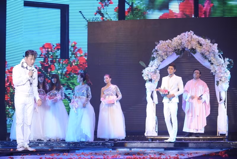 Mở đầu cho phần này, Mr Đàm đã “nhử” khán giả với nhạc cảnh Tuổi hồng thơ ngây nhẹ nhàng, vốn đình đám thời gian qua.