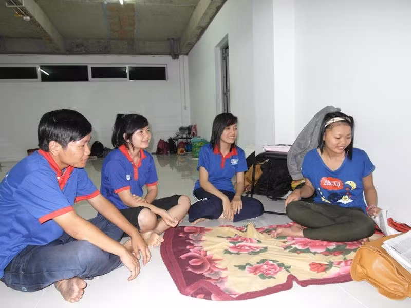 Thí sinh Quách Thuỳ Dung, vừa từ Thanh Hoá vào TP.HCM. Bố mẹ thí sinh này đang làm việc tại huyện Bình Chánh (TP.HCM) nhưng xa điểm thi nên em chọn nhà trọ miễn phí này để thuận lợi việc đi lại. Đợt 2 tuyển sinh, Dung thi khối D1, vào Đại học Luật. Xem đáp án môn Vật lí - Xem đáp án môn Toán - Xem đáp án môn Hóa - Xem đáp án môn Ngoại ngữ Khối A1