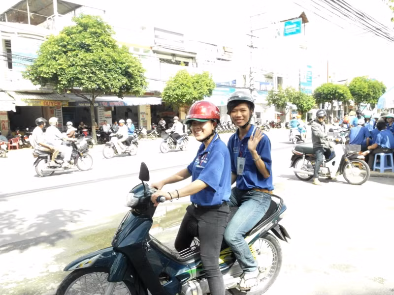 Hai bạn nữ sinh viên Đại học Tiền Giang đang chuẩn bị “lên đường” giúp đỡ các thí sinh đến ứng thí tại trường mình.
