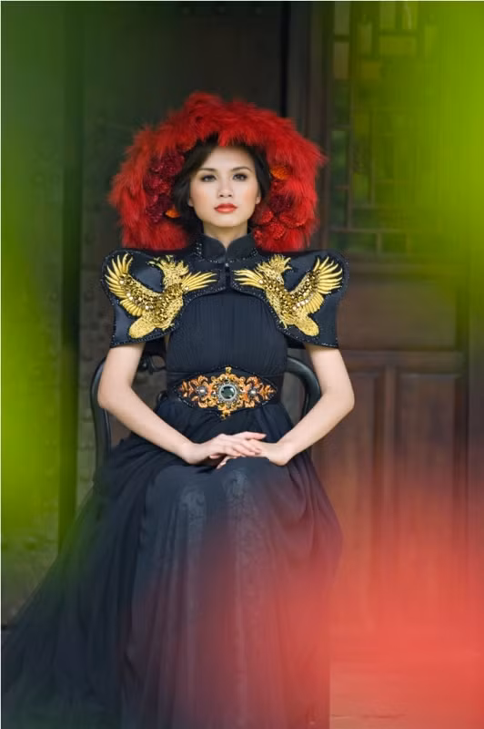 Hoa hậu Diễm Hương cũng thay nét đằm thắm, dịu dàng vốn có để trở thành một cô gái có vẻ đẹp lạnh… Hoa hậu Diễm Hương cũng thay nét đằm thắm, dịu dàng vốn có để trở thành một cô gái có vẻ đẹp lạnh…