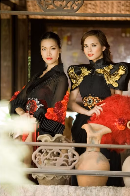 Diễm Hương, Thuỳ Dung đang có mặt tại Nhật để tham dự sự kiện thời trang tầm vóc quốc tế này. Hiệp hội thời trang Châu Á (AFF) thành lập năm 2003, AFF bao gồm 6 nước thành viên: Việt Nam, Hàn Quốc, Sing, Thái Lan, Trung Quốc và Nhật Bản. AFF quản lý nhiều loại hình hoạt động rộng khắp, với mục đích xúc tiến sự hiểu biết lối sống, văn hóa và nền công nghiệp thời trang, hỗ trợ cho việc thâm nhập các thị trường, và giúp cho việc quảng bá thời trang Châu Á đến với thế giới. Diễm Hương, Thuỳ Dung đang có mặt tại Nhật để tham dự sự kiện thời trang tầm vóc quốc tế này. Hiệp hội thời trang Châu Á (AFF) thành lập năm 2003, AFF bao gồm 6 nước thành viên: Việt Nam, Hàn Quốc, Sing, Thái Lan, Trung Quốc và Nhật Bản. AFF quản lý nhiều loại hình hoạt động rộng khắp, với mục đích xúc tiến sự hiểu biết lối sống, văn hóa và nền công nghiệp thời trang, hỗ trợ cho việc thâm nhập các thị trường, và giúp cho việc quảng bá thời trang Châu Á đến với thế giới.