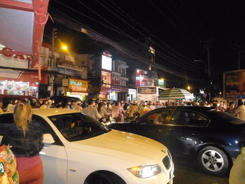 Đoạn đường Cách mạng Tháng 8 trước sân khấu Lan Anh tắc nghẽn vì show Số phận của Mr Đàm. Đoạn đường Cách mạng Tháng 8 trước sân khấu Lan Anh tắc nghẽn vì show Số phận của Mr Đàm.