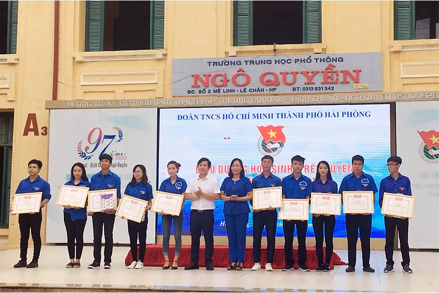 Thành đoàn Hải Phòng biểu dương 33 học sinh 3 tốt năm học 2017-2018 (Ảnh: Lã Tiến)