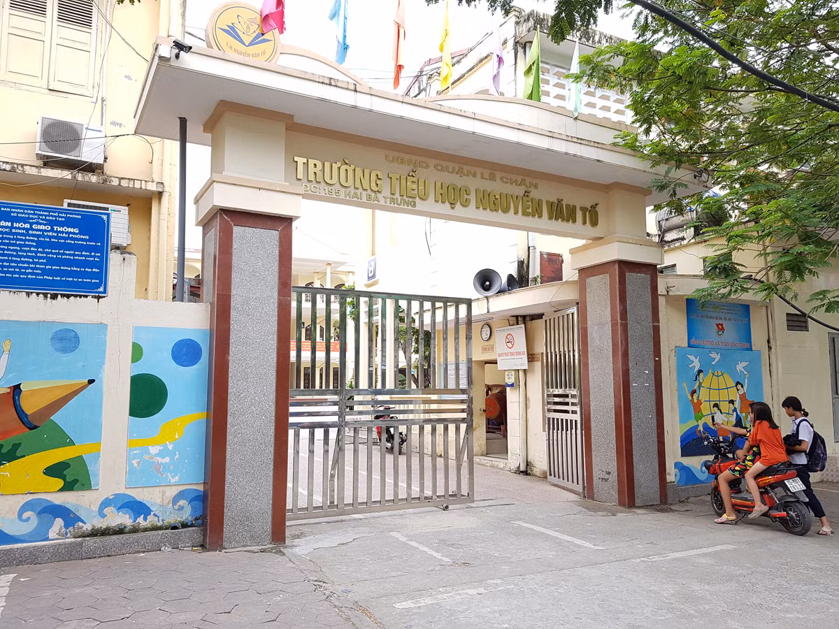 Hiệu trưởng Trường Tiểu học Nguyễn Văn Tố không nhận học sinh có hộ khẩu thường trú đúng tuyến (Ảnh: Lã Tiến) Hiệu trưởng Trường Tiểu học Nguyễn Văn Tố không nhận học sinh có hộ khẩu thường trú đúng tuyến (Ảnh: Lã Tiến)