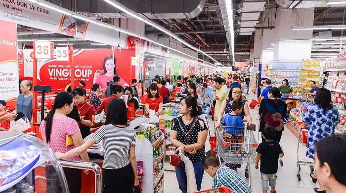Siêu thị VinMart đông đúc trong những ngày giáp Tết.