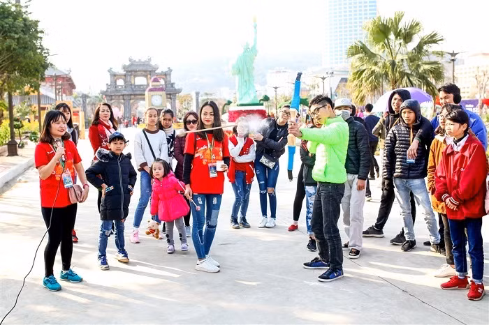 Lễ hội thu hút đông du khách tham gia.