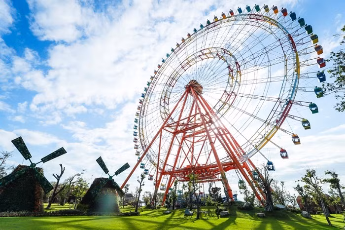 Du khách có thể nhìn thấy Sky Wheel khổng lồ từ bất cứ góc độ nào tại Vinpearl. Đây là nơi lý tưởng nhất để ngắm toàn cảnh vịnh Nha Trang, đặc biệt là trong thời khắc hoàng hôn.