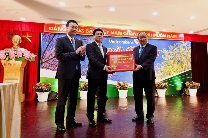 Thủ tướng Nguyễn Xuân Phúc tặng quà cho ban lãnh đạo và tập thể cán bộ nhân viên Vietcombank. Thủ tướng Nguyễn Xuân Phúc tặng quà cho ban lãnh đạo và tập thể cán bộ nhân viên Vietcombank.