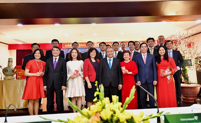 Thủ tướng Chính phủ cùng lãnh đạo Ngân hàng nhà nước, Đảng ủy Khối doanh nghiệp trung ương chụp hình lưu niệm cùng ban lãnh đạo Vietcombank. Thủ tướng Chính phủ cùng lãnh đạo Ngân hàng nhà nước, Đảng ủy Khối doanh nghiệp trung ương chụp hình lưu niệm cùng ban lãnh đạo Vietcombank.