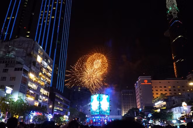 Bắn pháo hoa chào đón năm mới tại TP. Hồ Chí Minh. (Ảnh: Phương Vy/TTXVN). Bắn pháo hoa chào đón năm mới tại TP. Hồ Chí Minh. (Ảnh: Phương Vy/TTXVN).
