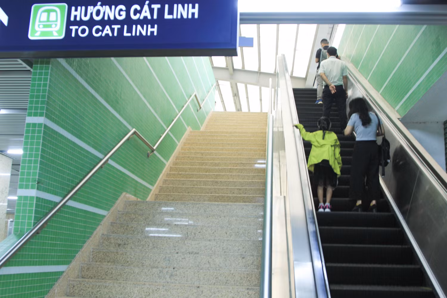 Người dân đi thang cuốn lên khu vực nhà ga Yên Nghĩa. (Ảnh: Mạnh Đoàn) Người dân đi thang cuốn lên khu vực nhà ga Yên Nghĩa. (Ảnh: Mạnh Đoàn)