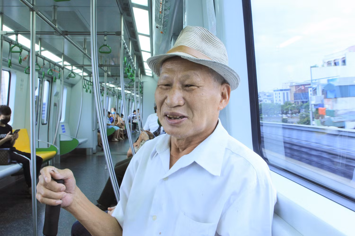 Ông Phạm Văn Tuấn phấn khởi khi lần đầu được đi tàu điện trên cao. (Ảnh: Mạnh Đoàn) Ông Phạm Văn Tuấn phấn khởi khi lần đầu được đi tàu điện trên cao. (Ảnh: Mạnh Đoàn)