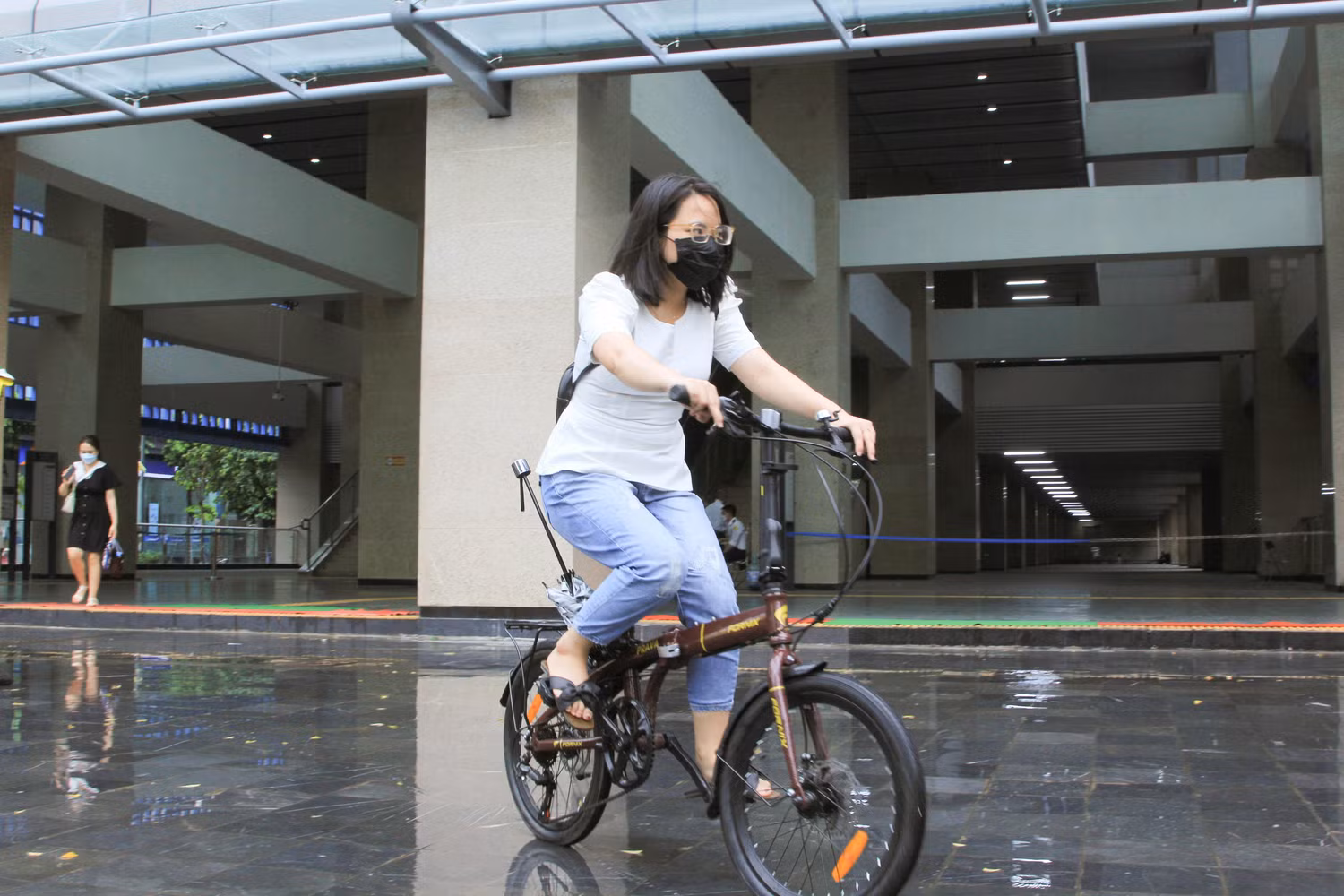 Chị Linh đạp xe đến cơ quan. (Ảnh: Mạnh Đoàn) Chị Linh đạp xe đến cơ quan. (Ảnh: Mạnh Đoàn)