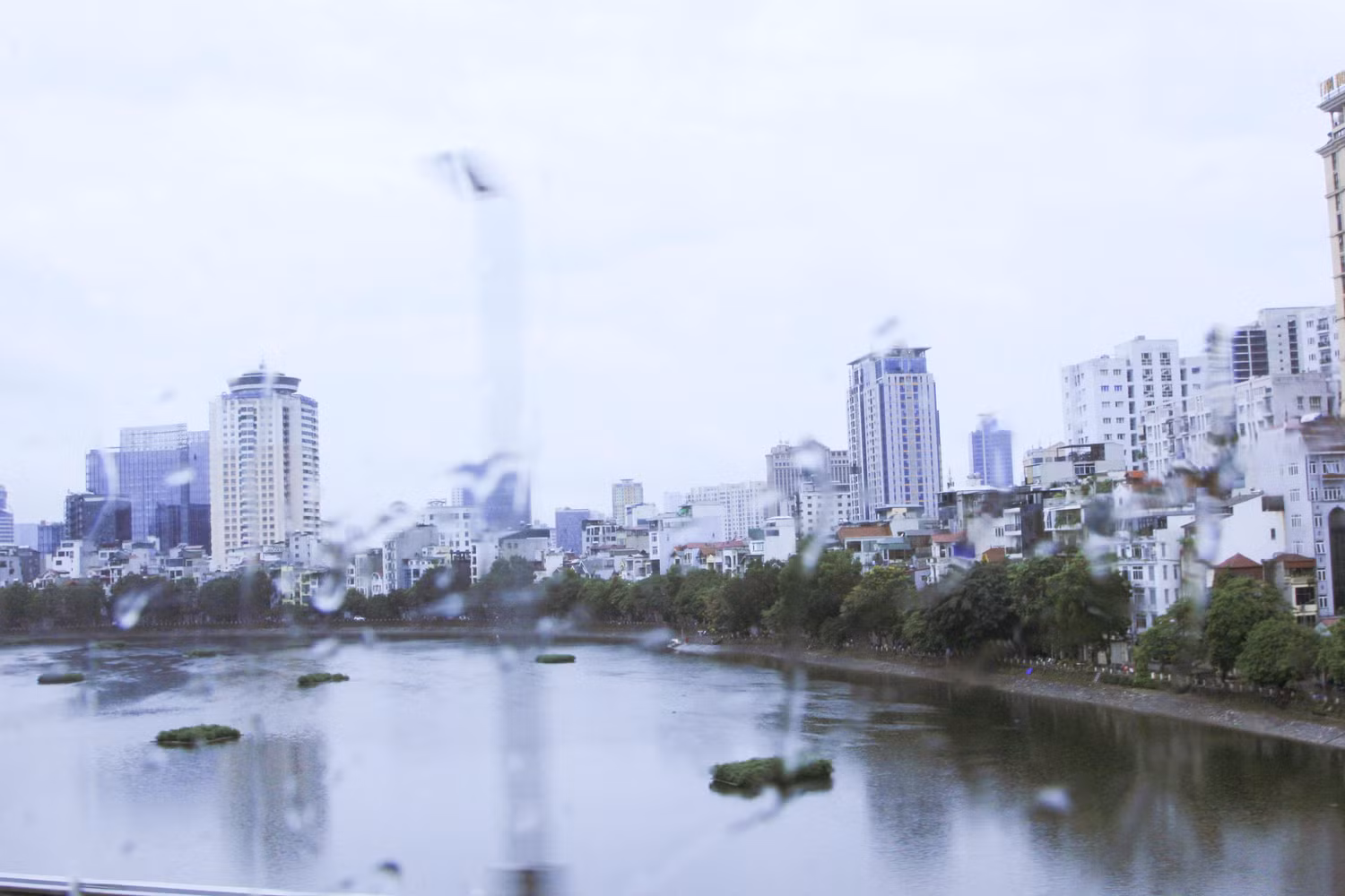 Ngồi trên tàu điện, hành khách cũng có thể ngắm cảnh quan của thành phố. (Ảnh: Mạnh Đoàn) Ngồi trên tàu điện, hành khách cũng có thể ngắm cảnh quan của thành phố. (Ảnh: Mạnh Đoàn)